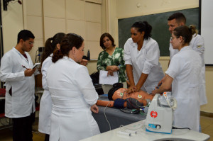 Estudantes da área de saúde treinam RCP durante as Olimpíadas de Medicina Intensiva (2019)