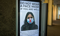 Na sede das Nações Unidas, funcionários recebem orientações sobre o uso de máscaras faciais. Foto: ONU/Loey Felipe