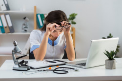 Profissional da saúde cansada - Foto: Freepik