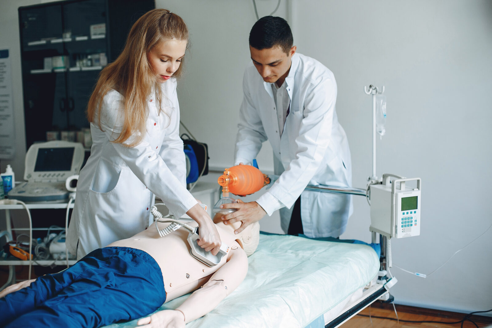 Treinamento com simulação realística em manequim, com desfibrilador e ventilação